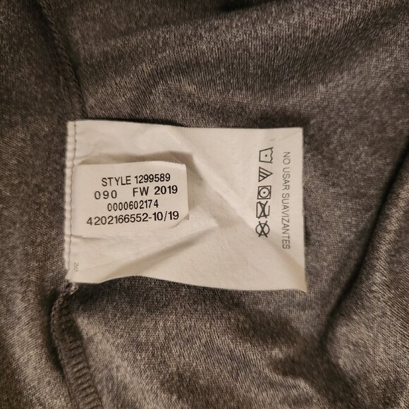 Under Armour Heat Gear V-Neck Shirt Short Sleeve Athletic Gray Womens Medium EUC - Picture 9 of 9